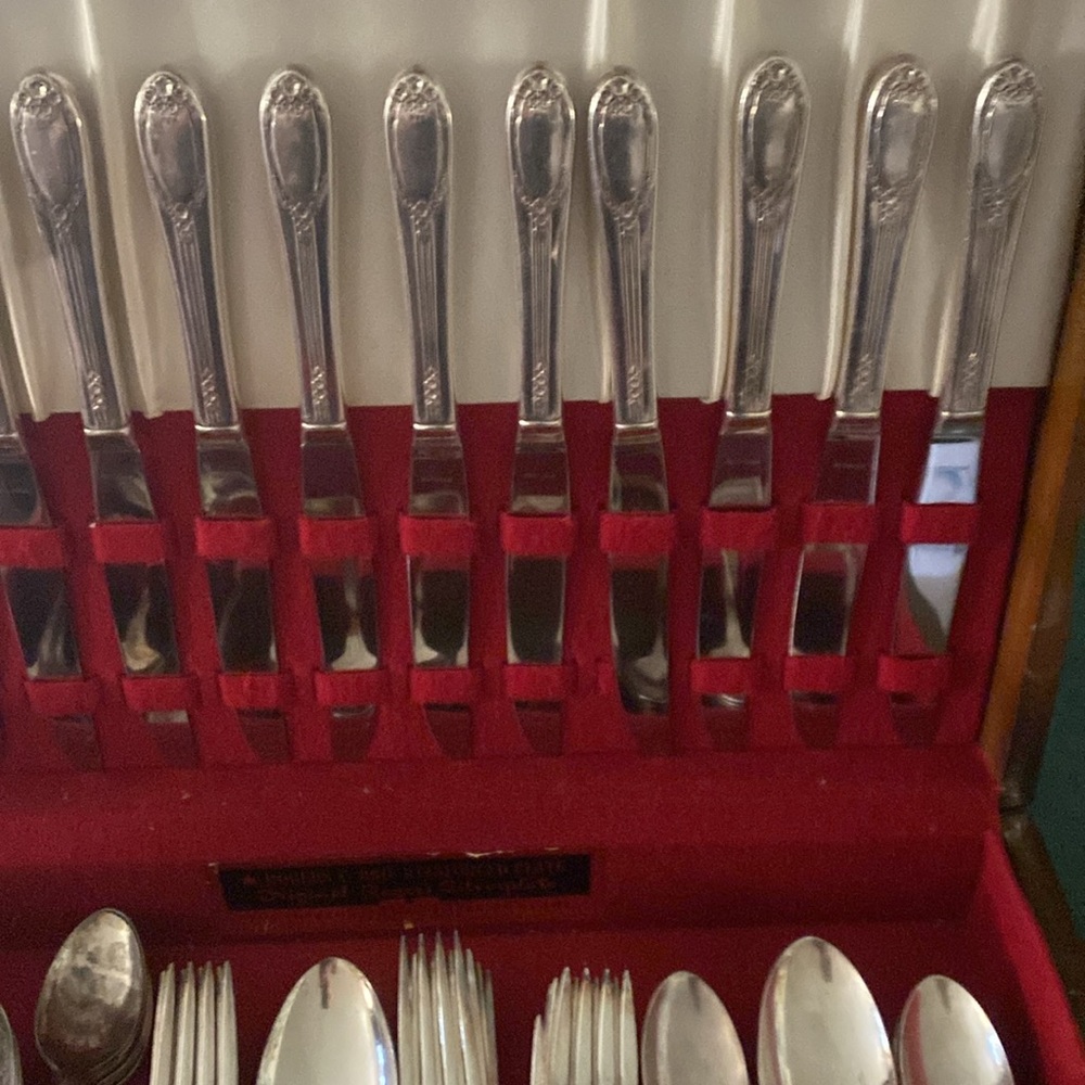 Roger’s Bros 1937 Garland Rapture service 12 
67 pieces Silver Plate all in box - Picture 3 of 6